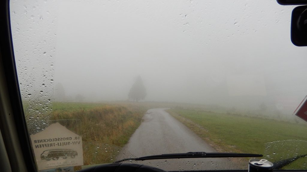 Bosnien Roadtrip Bulli Feldweg Nebel