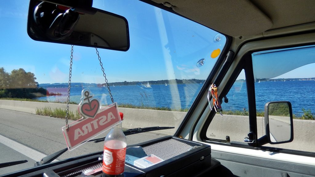 Blick aus dem Bulli auf den Chiemsee