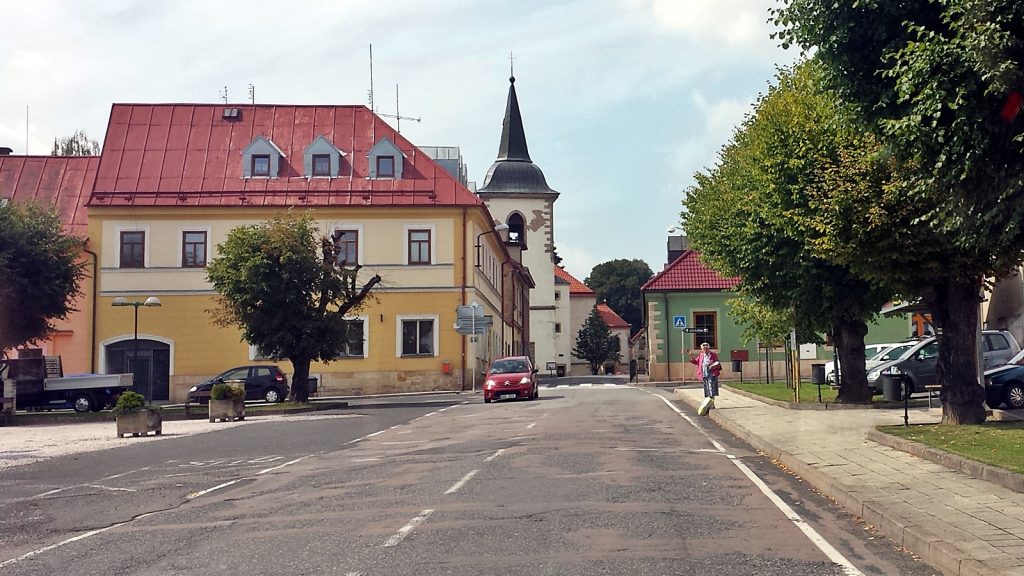 Freundlich winkende Einwohnerin in Miletín auf dem Weg mit dem Auto zur Elbquelle