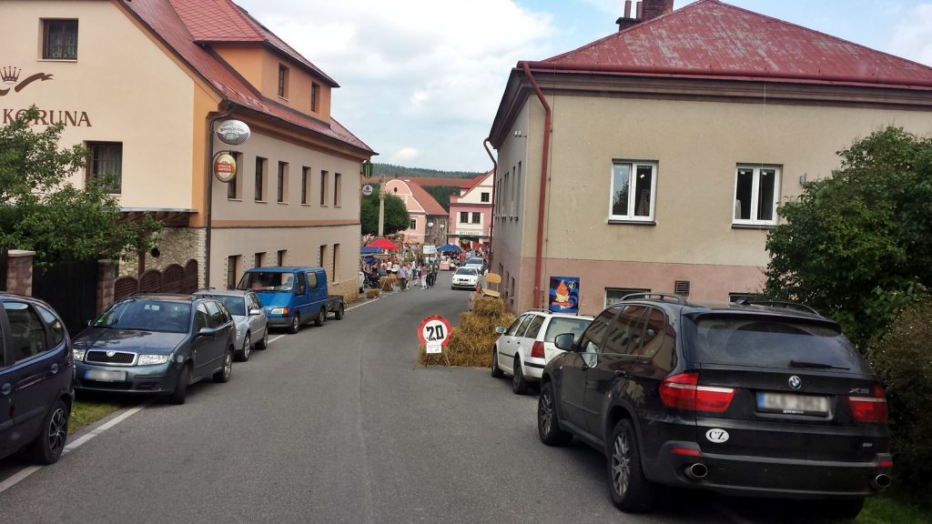 Mit dem Auto zur Elbquelle - quer durch den Trödelmarkt in Pecka