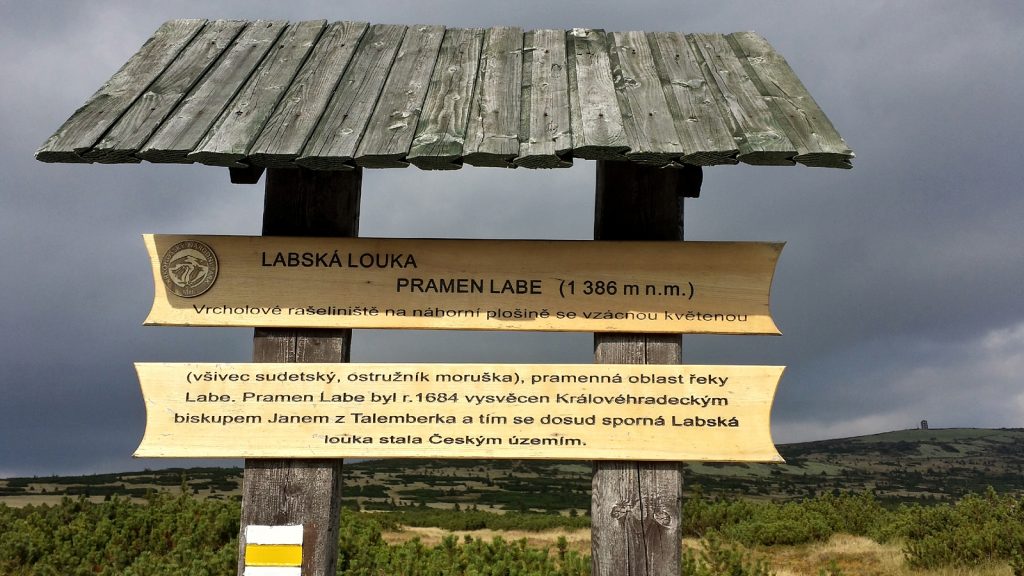 Hinweisschild auf die Elbquelle. 400 Meter weiter in Blickrichtung beginnt Polen.