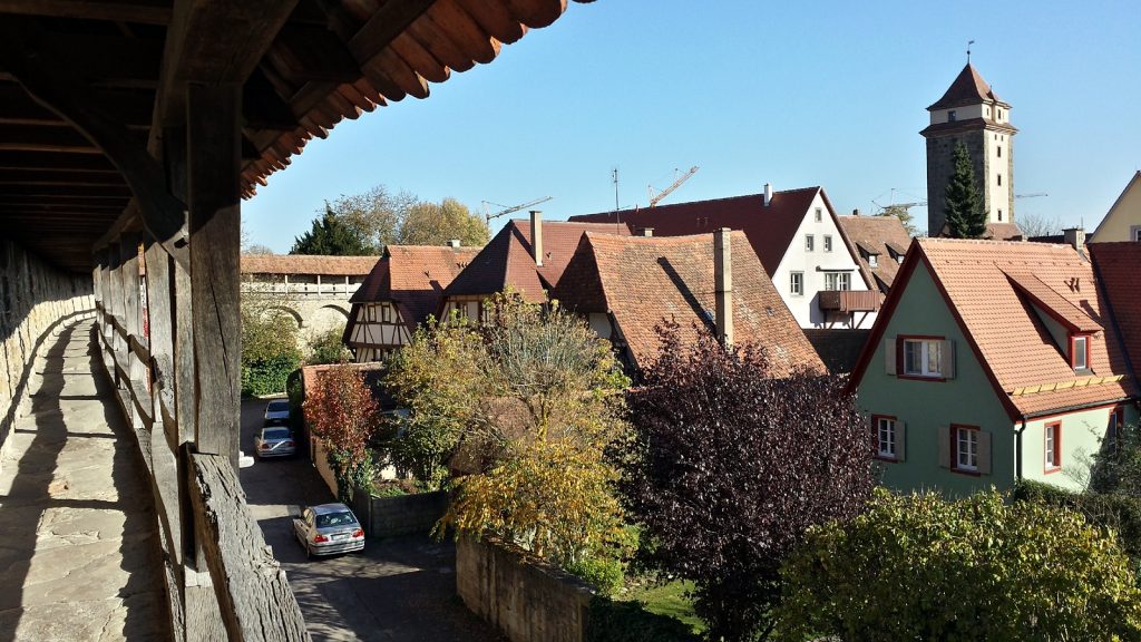 Blick von der Stadtmauer auf Rothenburg ob der Tauber