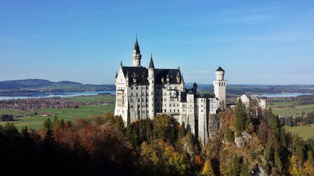 Schloss Neuschwanstein von der Marienbrücke. Im Hintergrund der Forggensee