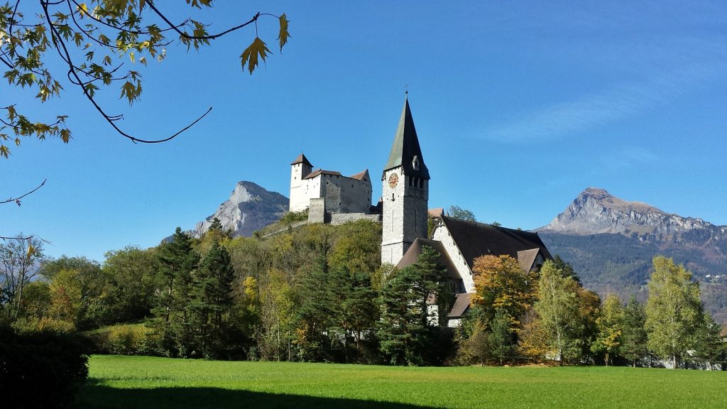 Burg Gutenberg mit Pfarrkirche St.Nikolaus, Balzers, Liechtenstein