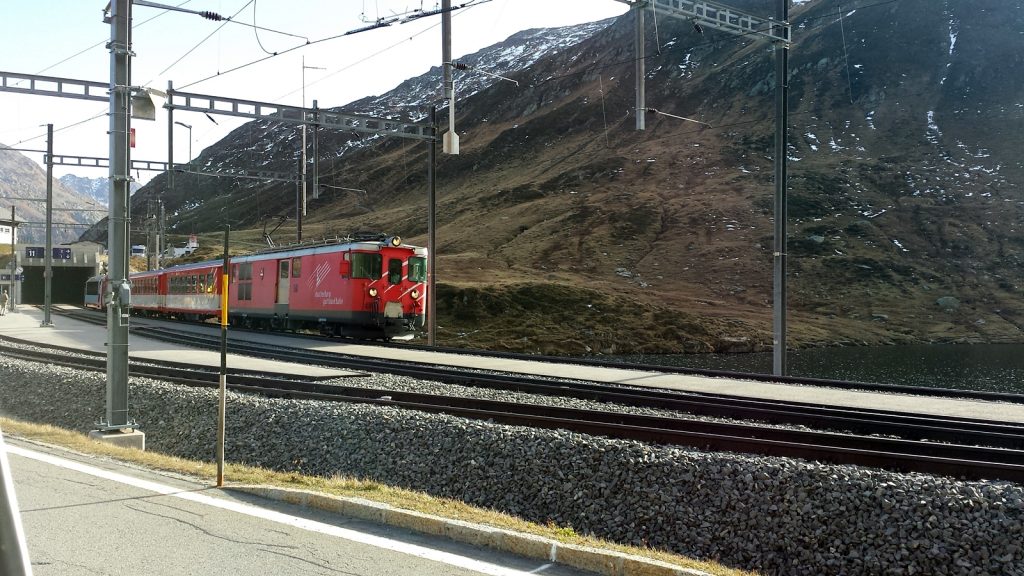 Matterhorn-Gotthard-Bahn am Oberalppass, Glacierexpress