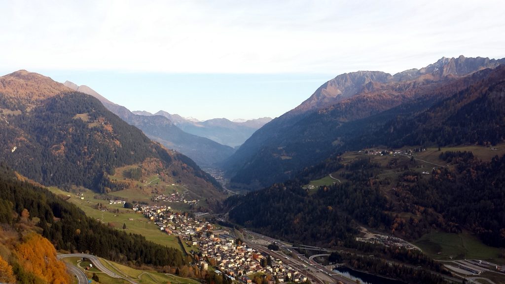 Airolo, im Hintergrund Ambri