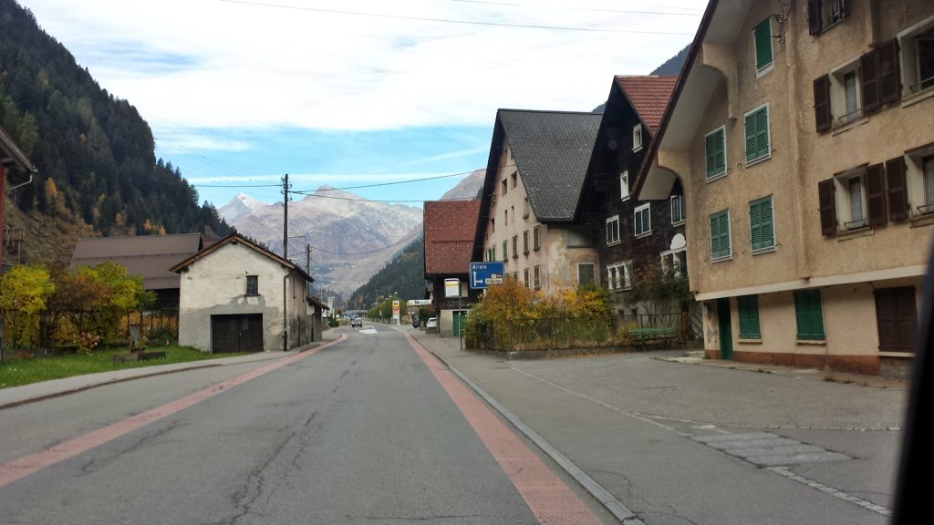 Stattliche Häuser in Ambri, die meisten unbewohnt. Im Hintergrund das Gotthardmassiv