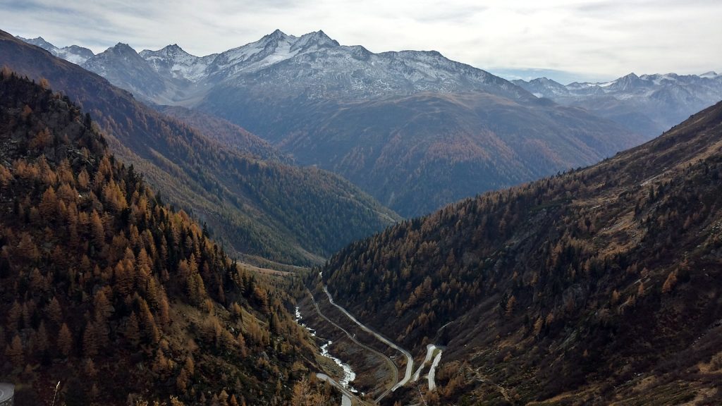 Blick zurück ins Tal der erst wenige Kilometer jungen Rhone