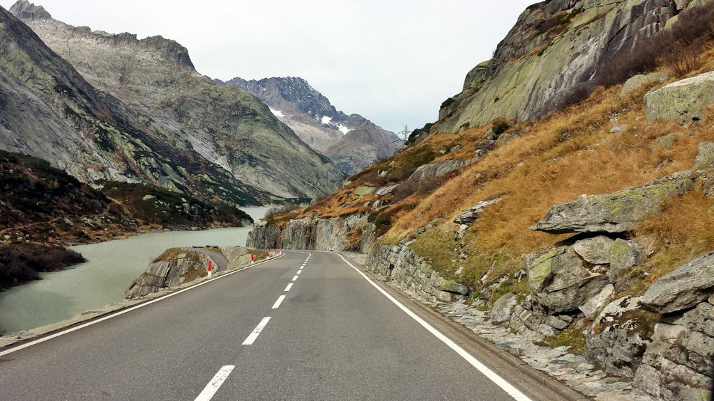 Nordwest-Abfahrt vom Grimselpass mit Räterichsbodensee