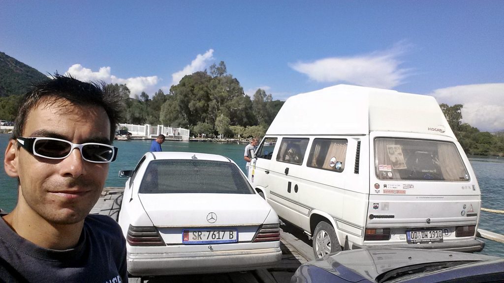 Didi Wöhrmann und das Didimobil auf der Fähre von Butrint, 2016