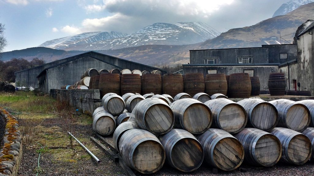 Whiskyfässer, im Hintergrund Ben Nevis