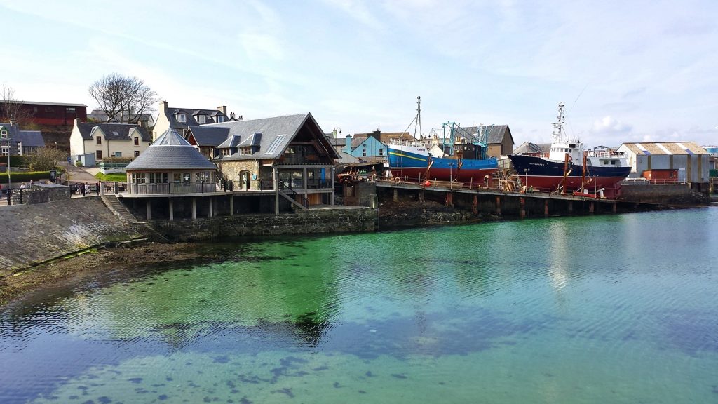 Kristallklares Wasser im Hafen von Mallaig