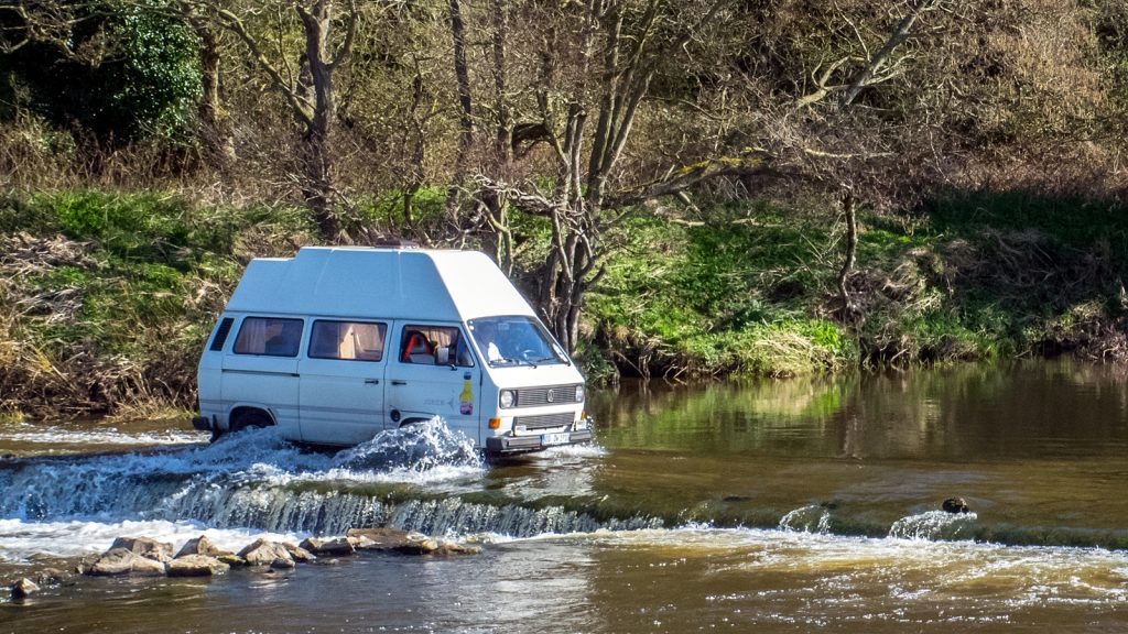 Das Didimobil auf dem Weg durch die Furt, Foto ©Stefan Horn, 2018