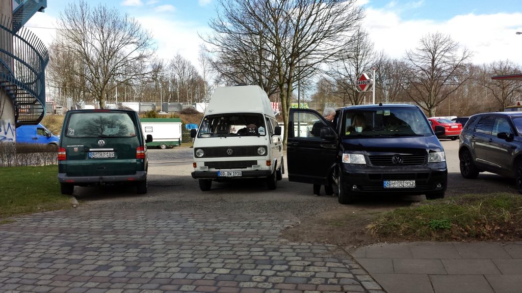 Die drei "Schottland-Fahrer" beim Start in Hamburg