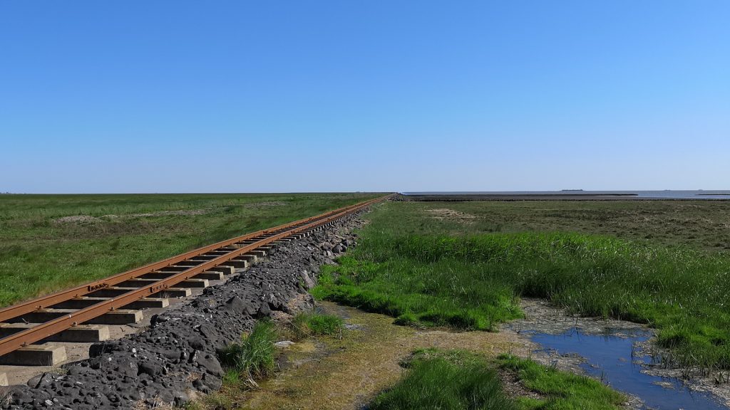 Bei Flut liegen die Gleise im Wasser: Halligbahn nach Oland und Langeness