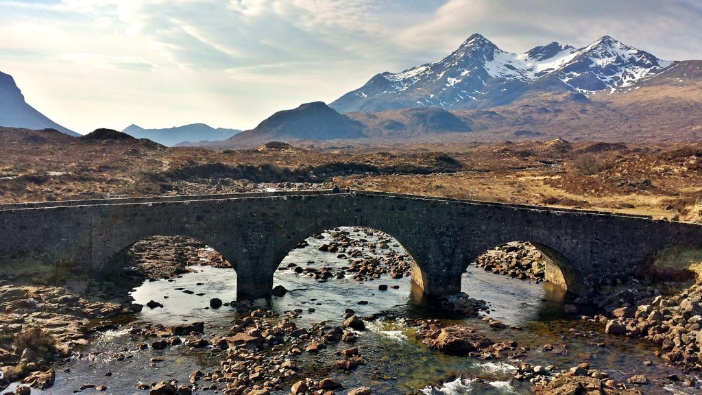 Alte Steinbrücke in Sligachan, im Hintergrund die Cuillin Hills