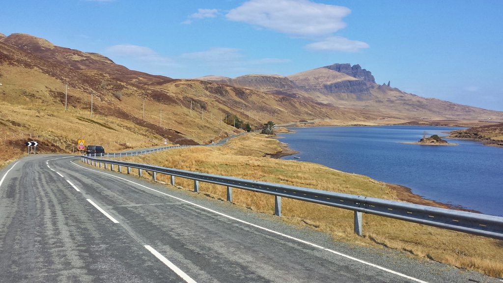 Im Hintergrund rechts der Old Man of Storr