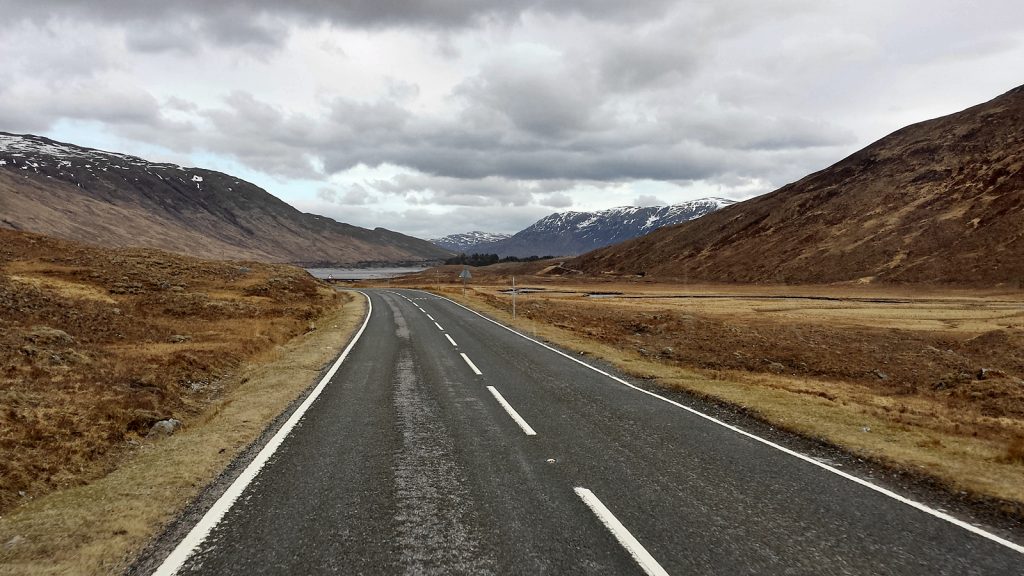 Unterwegs entlang der A87, im Hintergrund Loch Cluaine