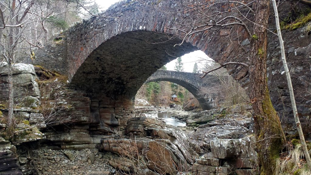 Invermoriston Falls mit den beiden Steinbogenbrücken