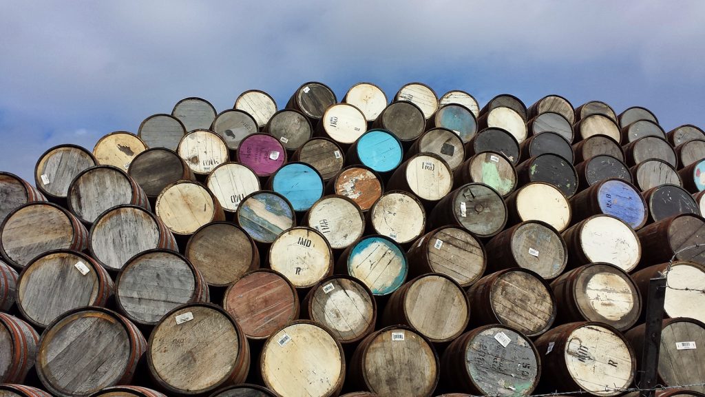 Viele bunte Whisky-Fässer: Speyside Cooperage