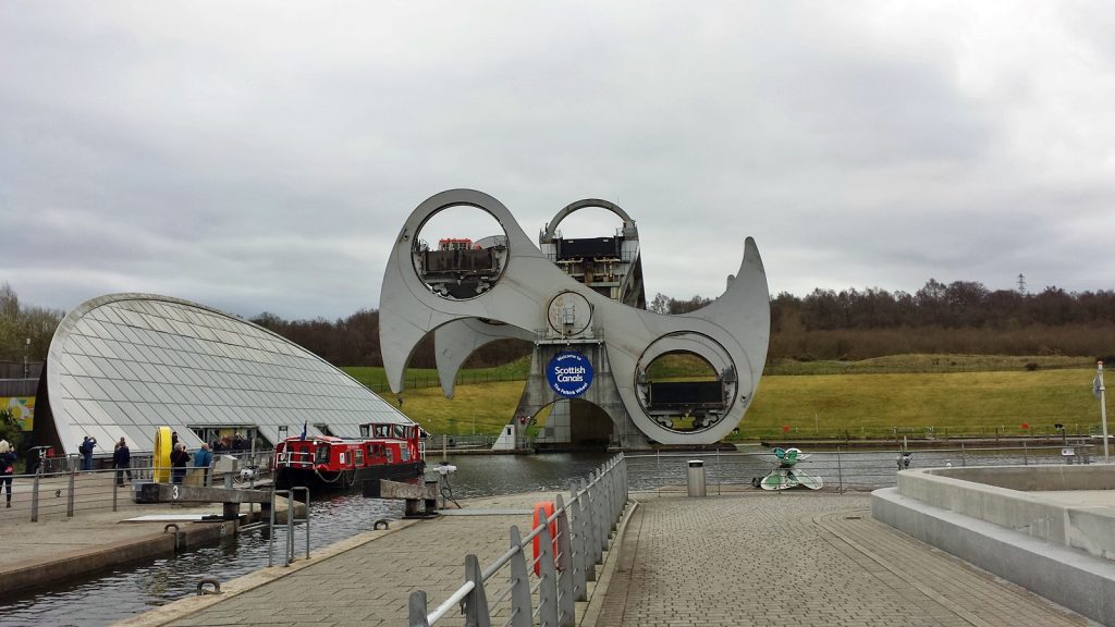 Falkirk Wheel, das Boot in dem linken oberen Trog wird gerade nach unten gedreht