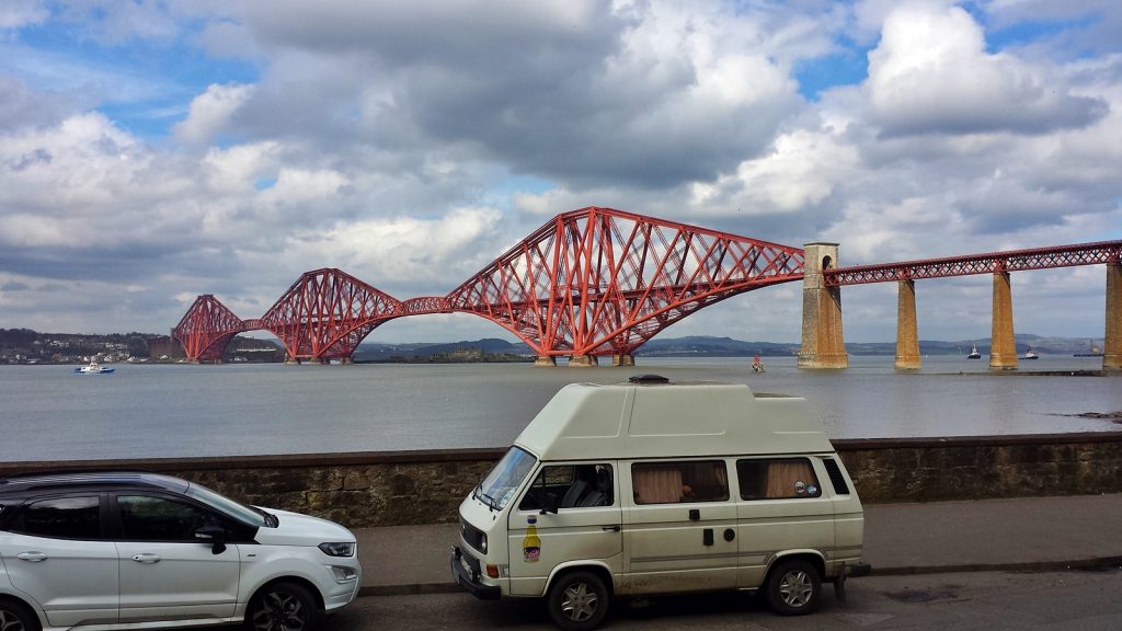 Didimobil vor der Firth of Forth Eisenbahnbrücke