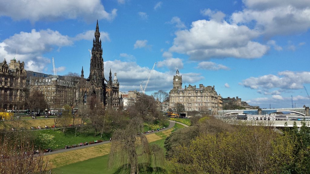 Scott Monument (links) und The Balmoral Hotel