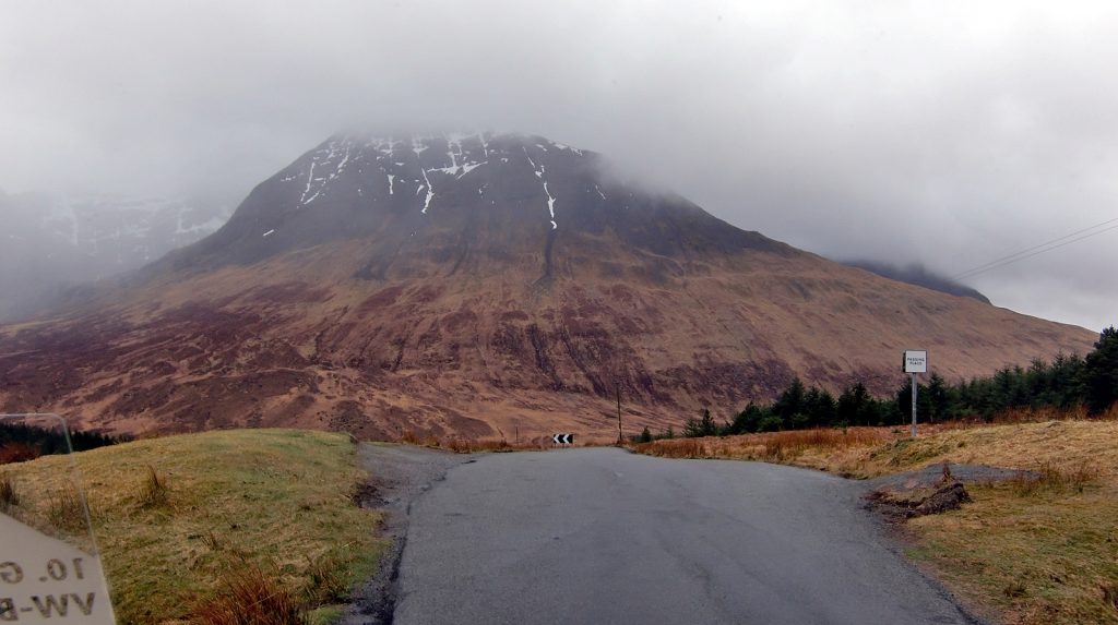 Die Wolken hängen tief um die Cuillin Hills herum