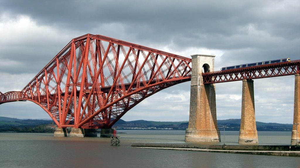 Zug auf der Forth Bridge