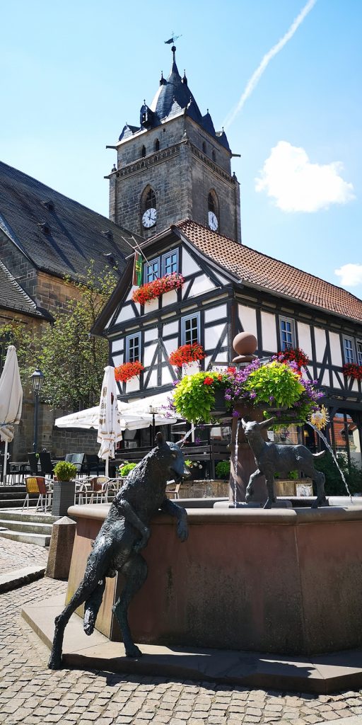 Brunnen mit Wolfstatue vor der evangelischen Kirche, Wolfhagen