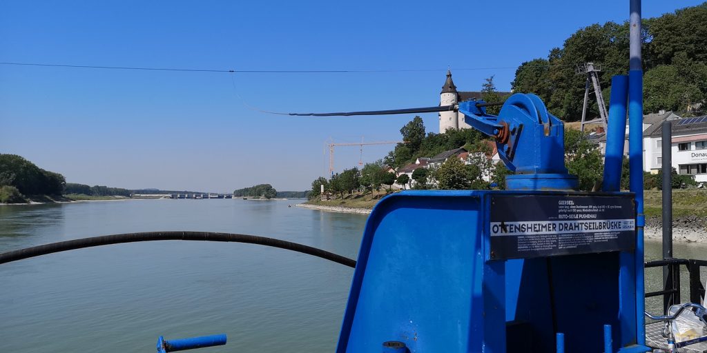 Die Ottensheimer Drahtseilbrücke "hängt" an einem über die Donau gespannten Stahlseil.