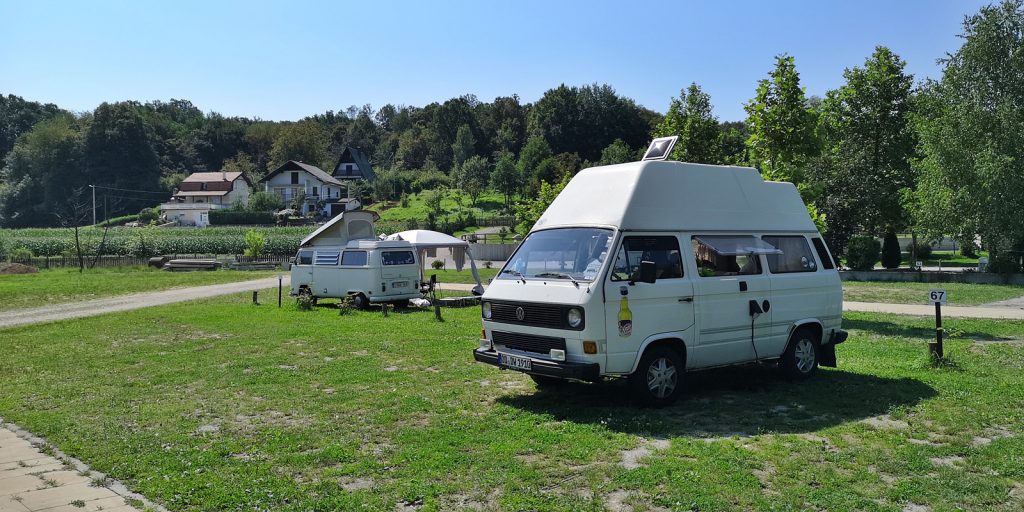 Bullitreffen auf dem Campingplatz in Belavići