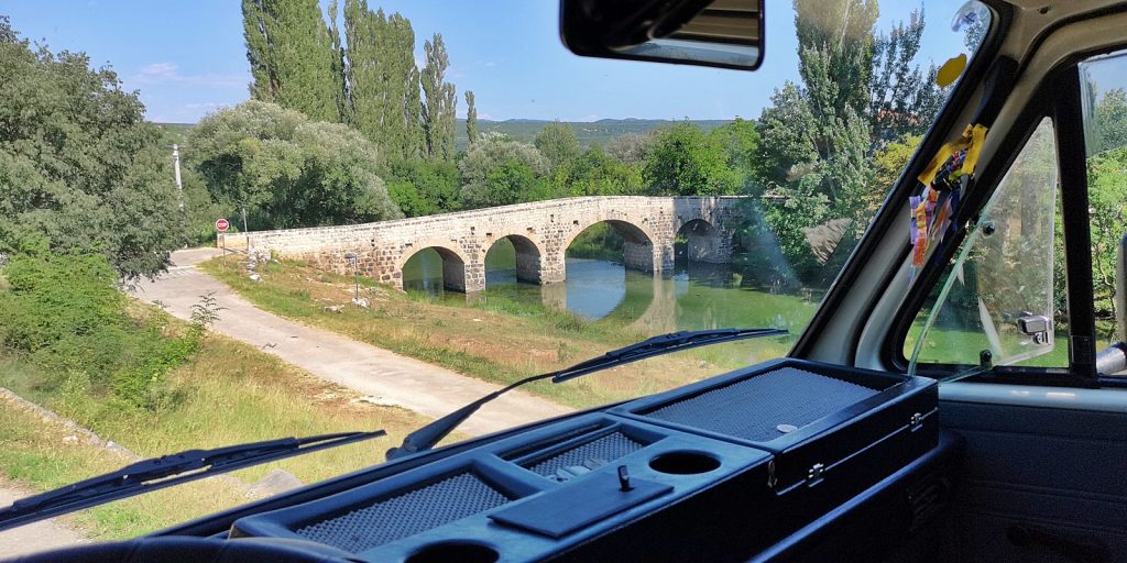 Alte Steinbrücke mitten in der Pampa