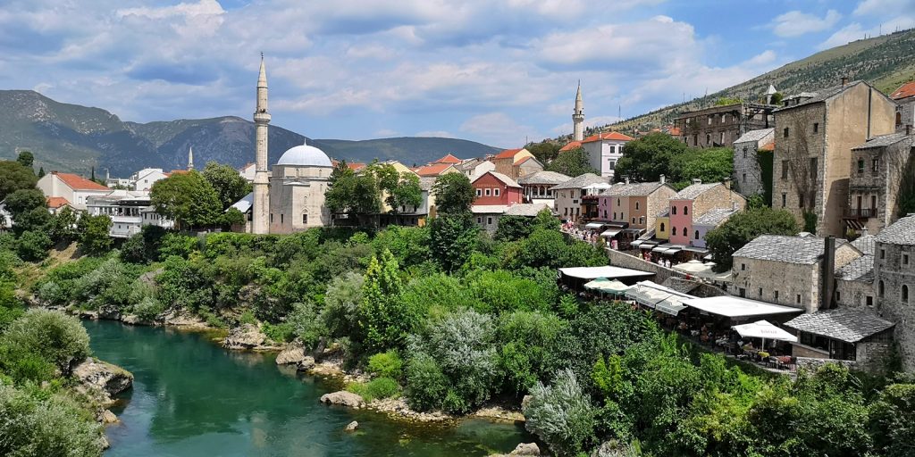 Blick von der Brücke auf den bosniakischen Ostteil Mostars