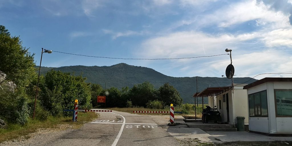 Idyllische Grenze zwischen Bosnien und Montenegro nur für Einheimische