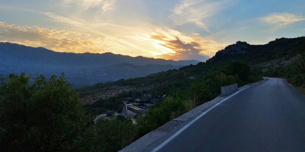 Abendstimmung auf der Straße zum Kloster Ostrog, MNE