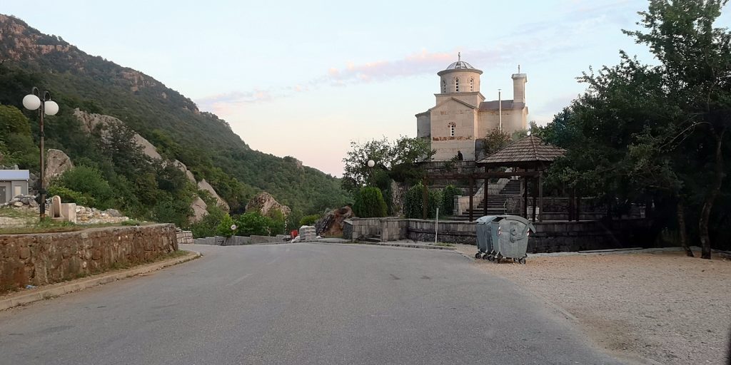 Unbekannte Kirche in der Nähe von Ostrog