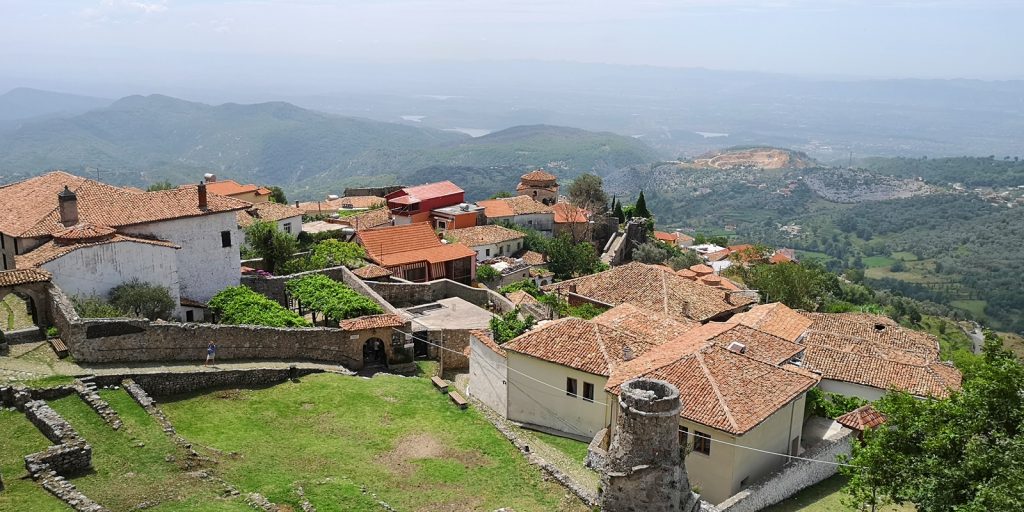 Blick auf die alte Festungsanlage mit den Resten der alten Moschee im Vordergrund