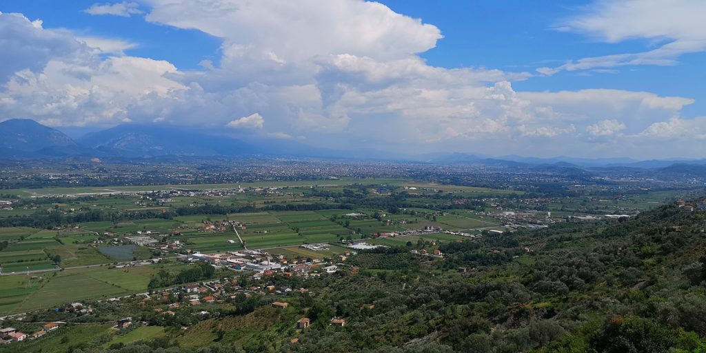 Blick von der Burg von Preza, in der Mitte der Flughafen, im Hintergrund Tirana