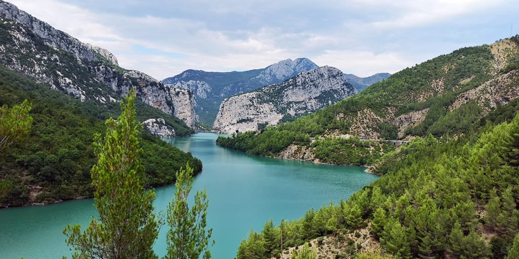 Shkopet-Stausee am Fluss Mat