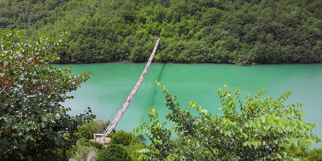 Hängebrücke über den Mat