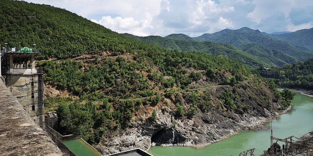 Blick von der Staumauer in Ulëz auf die Schlucht des Mat