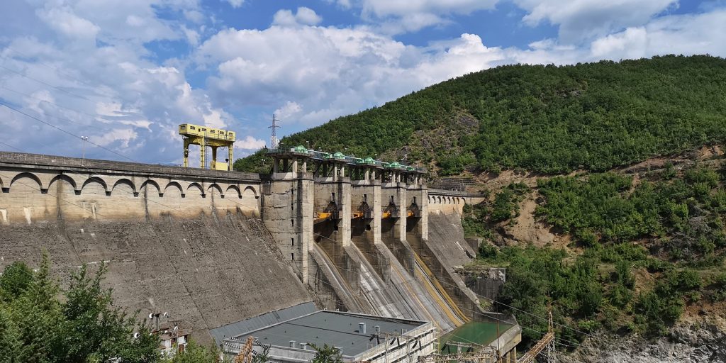 Staumauer und Wasserkraftwerk Ulëz