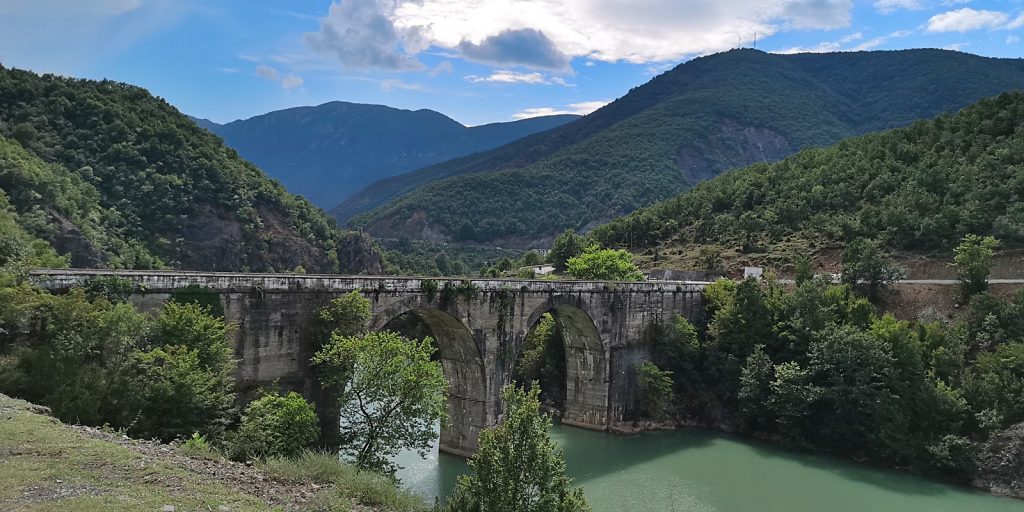 Betonbogenbrücke bei Ulëz, Albanien