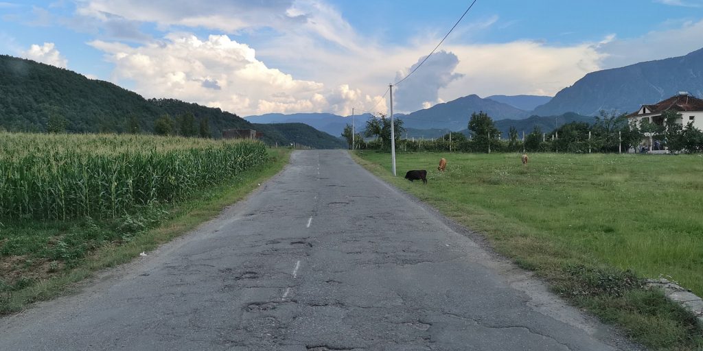 Staatsstraße SH6 zwischen Burrel und Klos