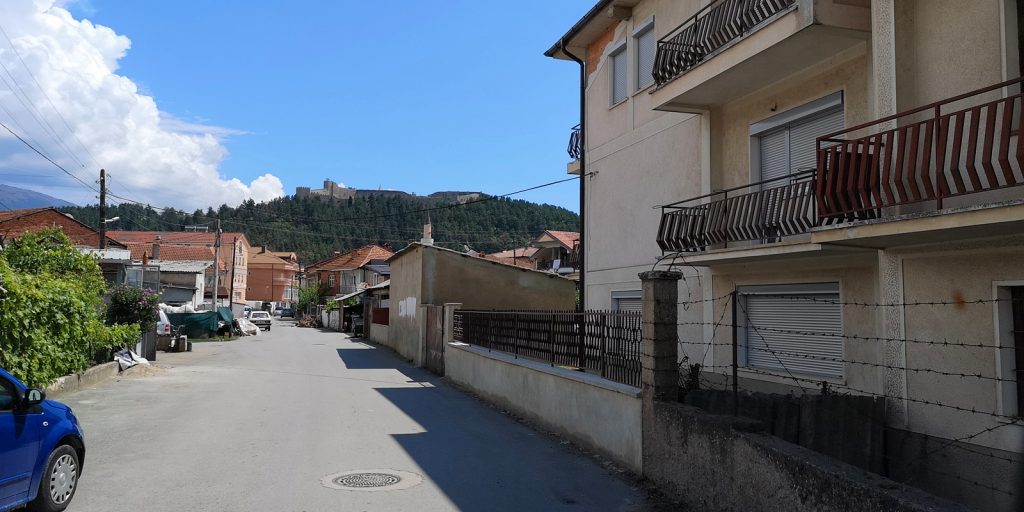 Ohrid mit Festungsanlage im Hintergrund