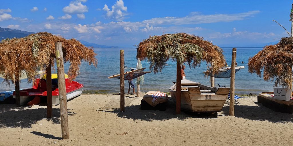 Am Strand von Pogradeç