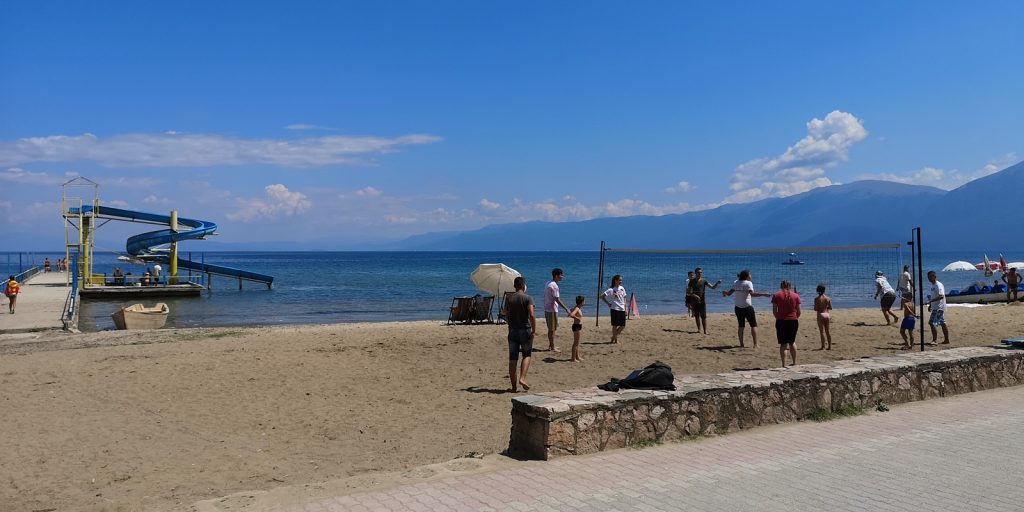 Wasserrutsche und Volleyball am Strand von Pogradeç