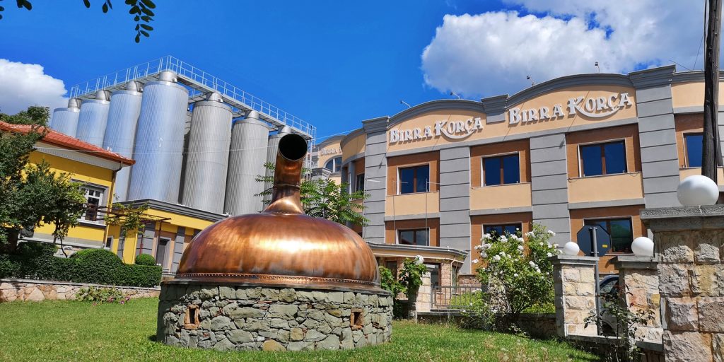 Birra Korça, bekannteste Brauerei Albaniens.