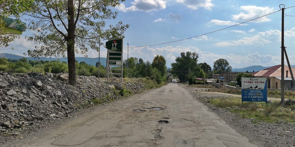 Tankstelle an der Hauptstraße SH75 in Ersekë